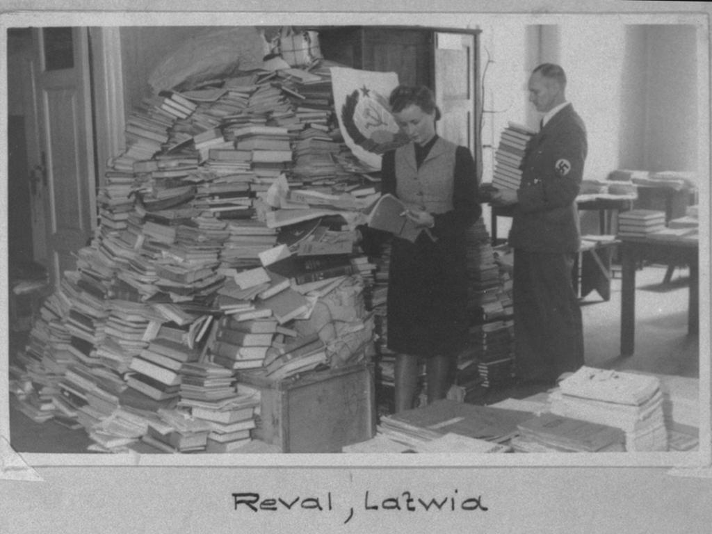 ERR sorting books in the Baltic states.  – US Holocaust Memorial Museum, courtesy of Yad Vashem Photo Archives.
